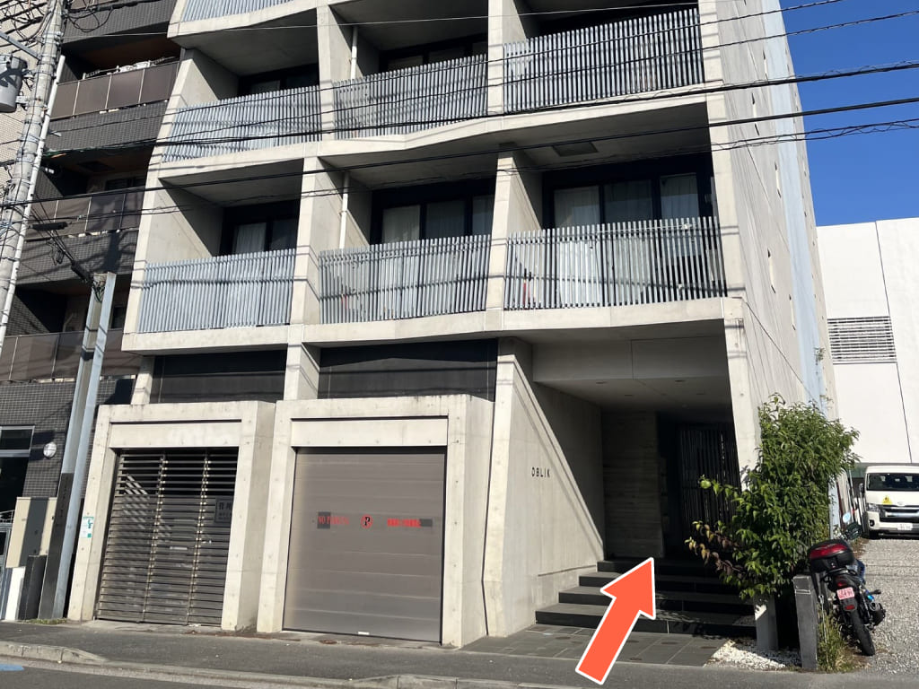 建物の中にすすむ画像